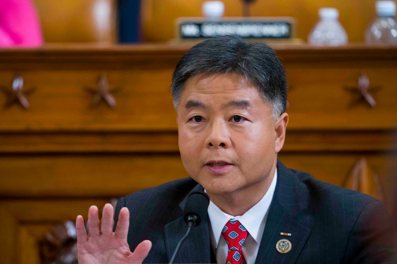 El 
<b>representante por California Ted Lieu</b> fue otro de los autores del artículo de acusación contra Trump que aprobó la 
<a href="https://www.univision.com/temas/camara-de-representantes">Cámara de Representantes</a>. Lieu, legislador por el área de Los Ángeles, es miembro de los comités Judicial y de Asuntos Exteriores y
<b> también fiscal militar y oficial de la Fuerza Aérea</b>. "No podemos empezar a sanar el alma de este país sin antes hacer justicia rápida contra todos sus enemigos, tanto extranjeros como internos", declaró, citado por la AP.