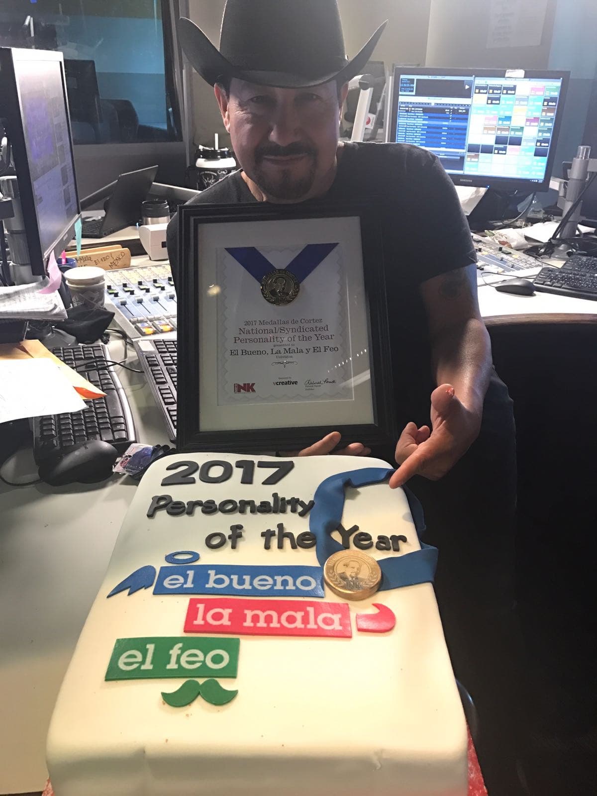 <a href="https://www.facebook.com/andresmaldonadoelfeo/">El Feo</a> se quería retratar con todos los honores.