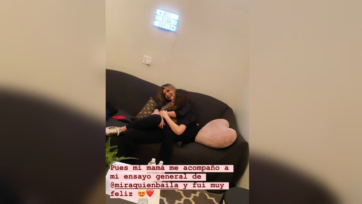 "Mi mamá me acompañó a mi ensayo general de Mira Quién Baila All Stars y fui muy feliz", compartió la sobrina de Verónica Castro este sábado, 18 de enero de 2020, en sus historias de Instagram. 
<b>La sonrisa de Angélica 'La Gaviota' Rivera</b> advierte que su hija lo está haciendo a la perfección.