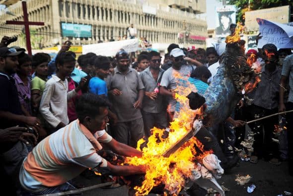 Pakistán amaneció conmocionado por la peor matanza cometida por los talibanes contra la comunidad cristiana, que costó la vida a más de ochenta personas y pone en jaque la estrategia de diálogo del Gobierno con los radicales. El último recuento ha elevado a 82 el número de fallecidos, que aún puede subir dado el estado crítico de varios de los más de 140 heridos ingresados en hospitales de la localidad noroccidental de Pesháwar, en una de cuyas iglesias se produjo la masacre. "No teníamos palabras ante el horror que teníamos delante", explicó hoy a Efe el director de la Liga Interconfesional de Pakistán (APIL), el cristiano Sayid Ishaq, quien visitó ayer junto a diversas autoridades regionales a las víctimas hospitalizadas. "No es solo un atentado contra nuestra minoría, sino también contra la humanidad de este país", dijo Ishaq, quien calificó la situación tras el ataque "como la peor sufrida hasta ahora por los cristianos paquistaníes".