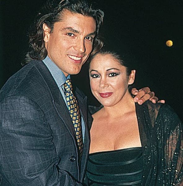 Gracias a su trabajo conoció a grandes personalidades del medio artístico como la española Isabel Pantoja.