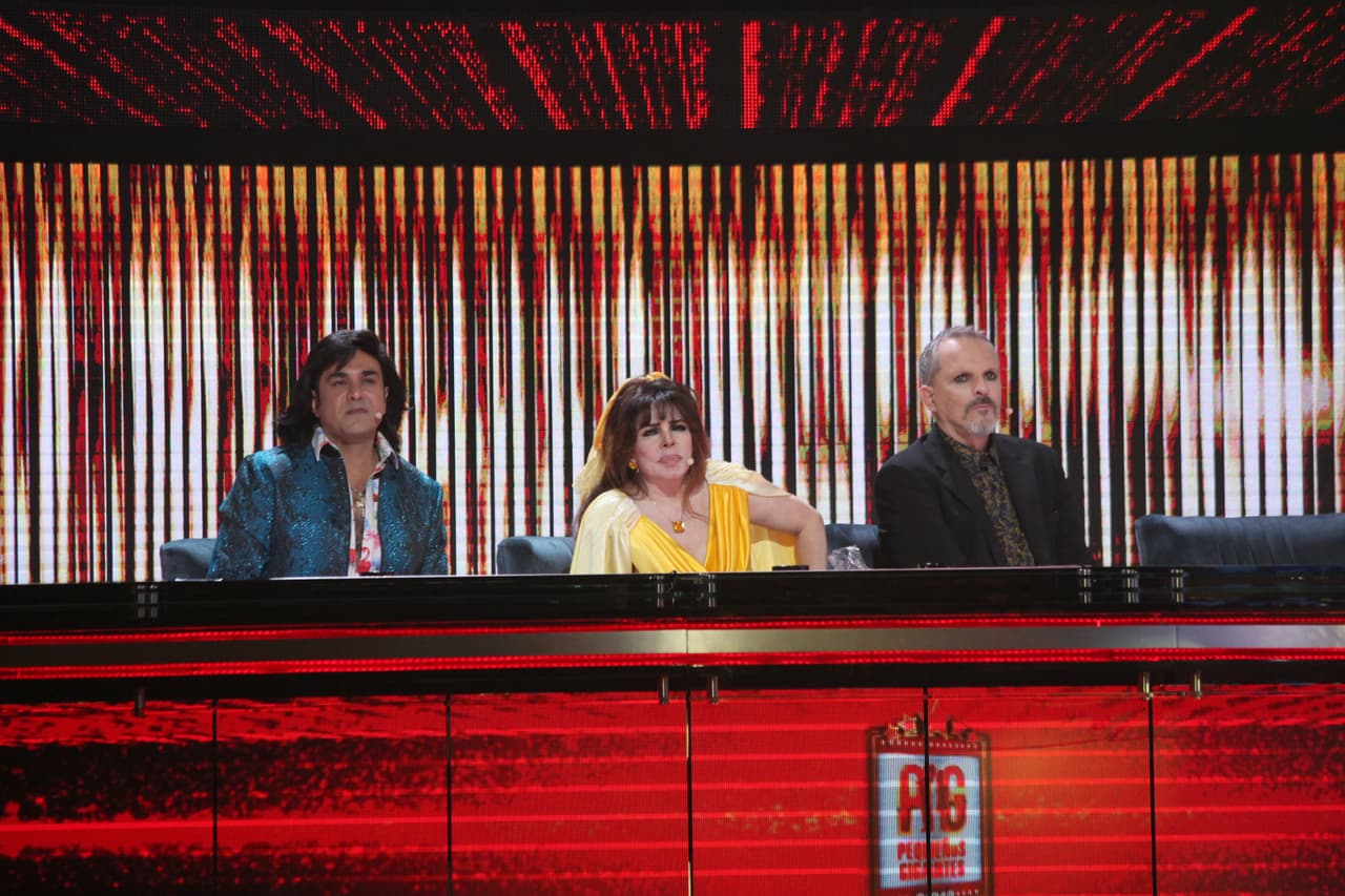 Mientras Karol estaba en el escenario, el resto de los jueces (Miguel Bosé, Verónica Castro y Albertano) observaban y escuchaban con atención.