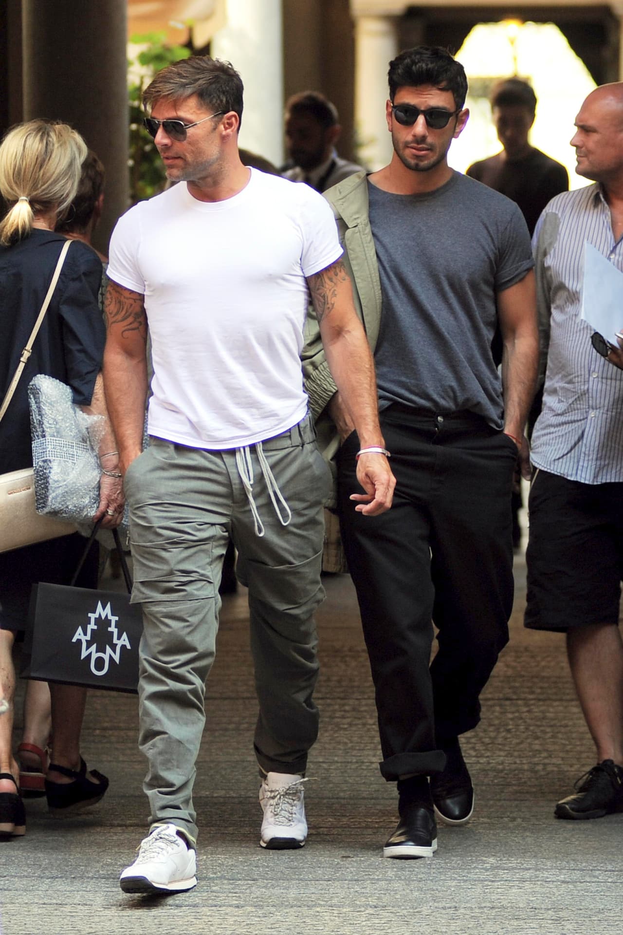 La pareja paseó por la ciudad de Milán, Italia, y se les vio muy relajados.