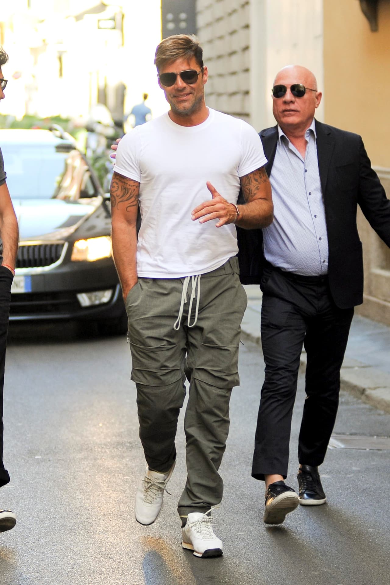 Ricky sonrióm en todo momento cuando miró de cerca a los paparazzi.