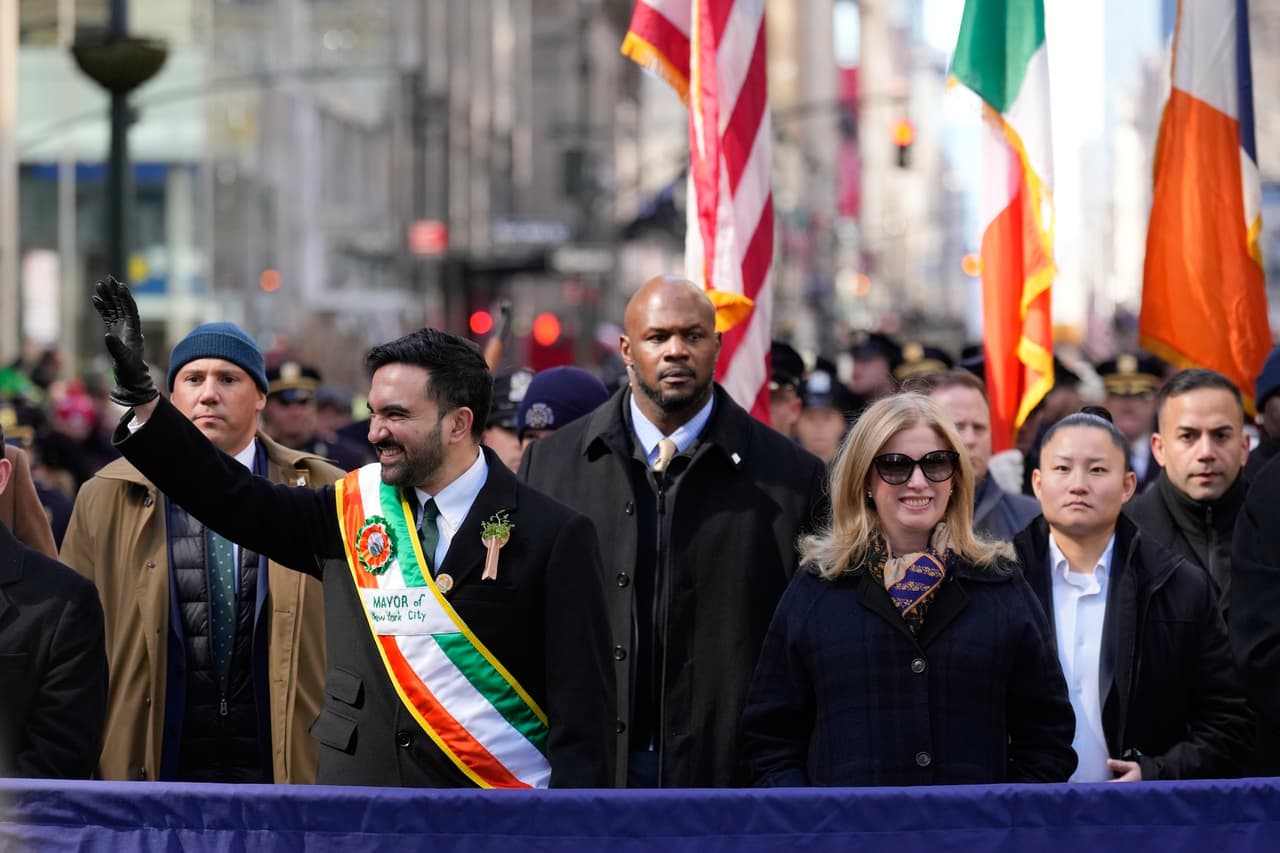 También participó el cardenal Timothy Dolan, quien saludó a los asistentes durante la tradicional parada frente a la catedral.