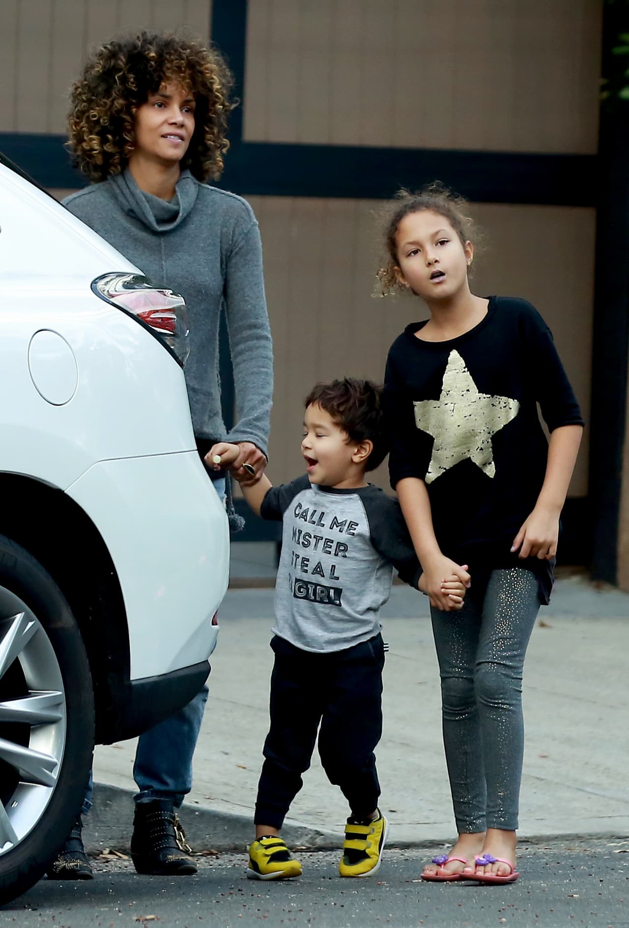 La actriz 
<b><a href="https://www.univision.com/shows/despierta-america/consentimos-a-halle-berry-con-un-desayuno-tipico-mexicano-y-ella-no-podia-de-la-emocion-video" target="_blank">Halle Berry</a> </b>es madre de 
<b>Nahla</b>, que tuvo con el franco canadiense Gabriel Aubry; y 
<b>Maceo</b>, producto de su relación con el francés Olivier Martinez.