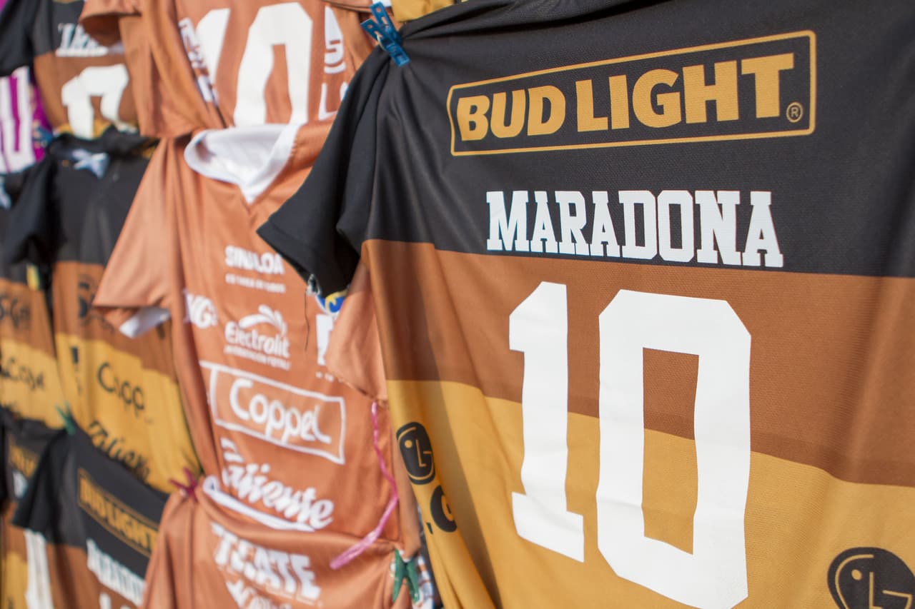 Desde los alrededores del Estadio Banorte en la capital de Sinaloa empezaba a respirarse una atmósfera en la que, pese a no jugar, el hilo conductor del partido de la noche es Diego Armando Maradona.