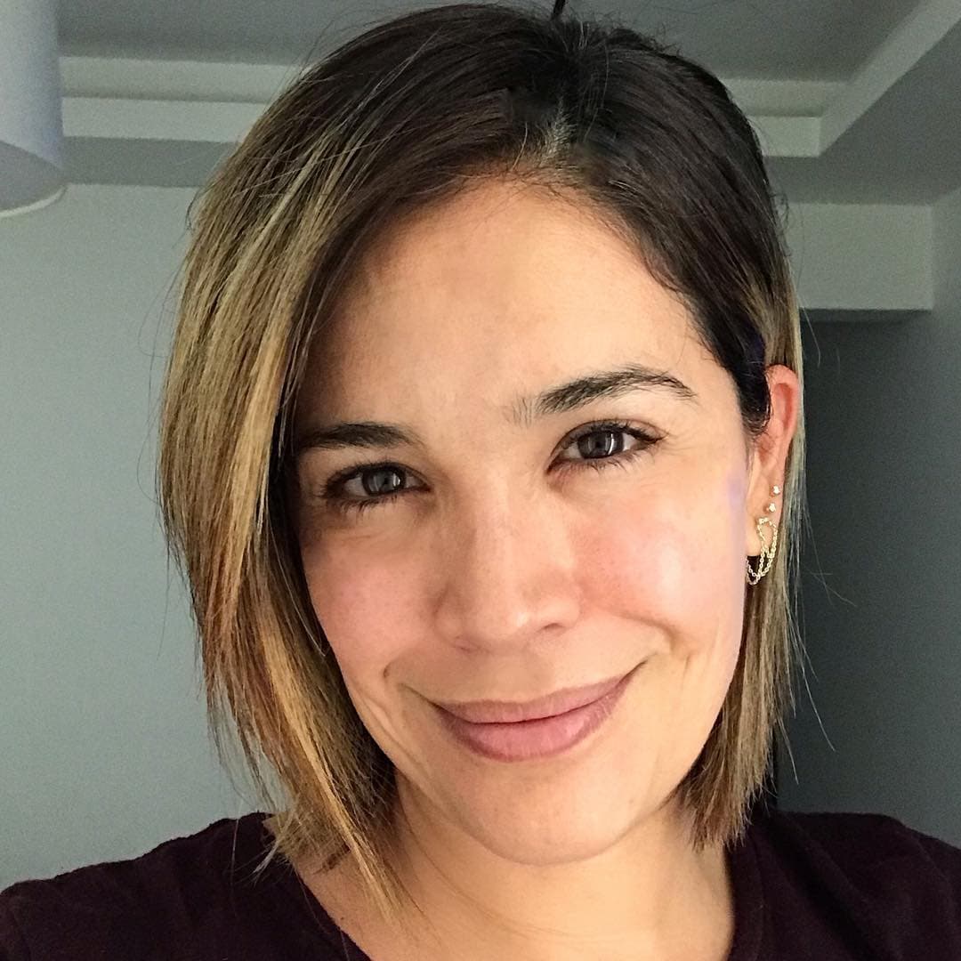 Aquí la vemos con el cabello corto y reflejos dorados.