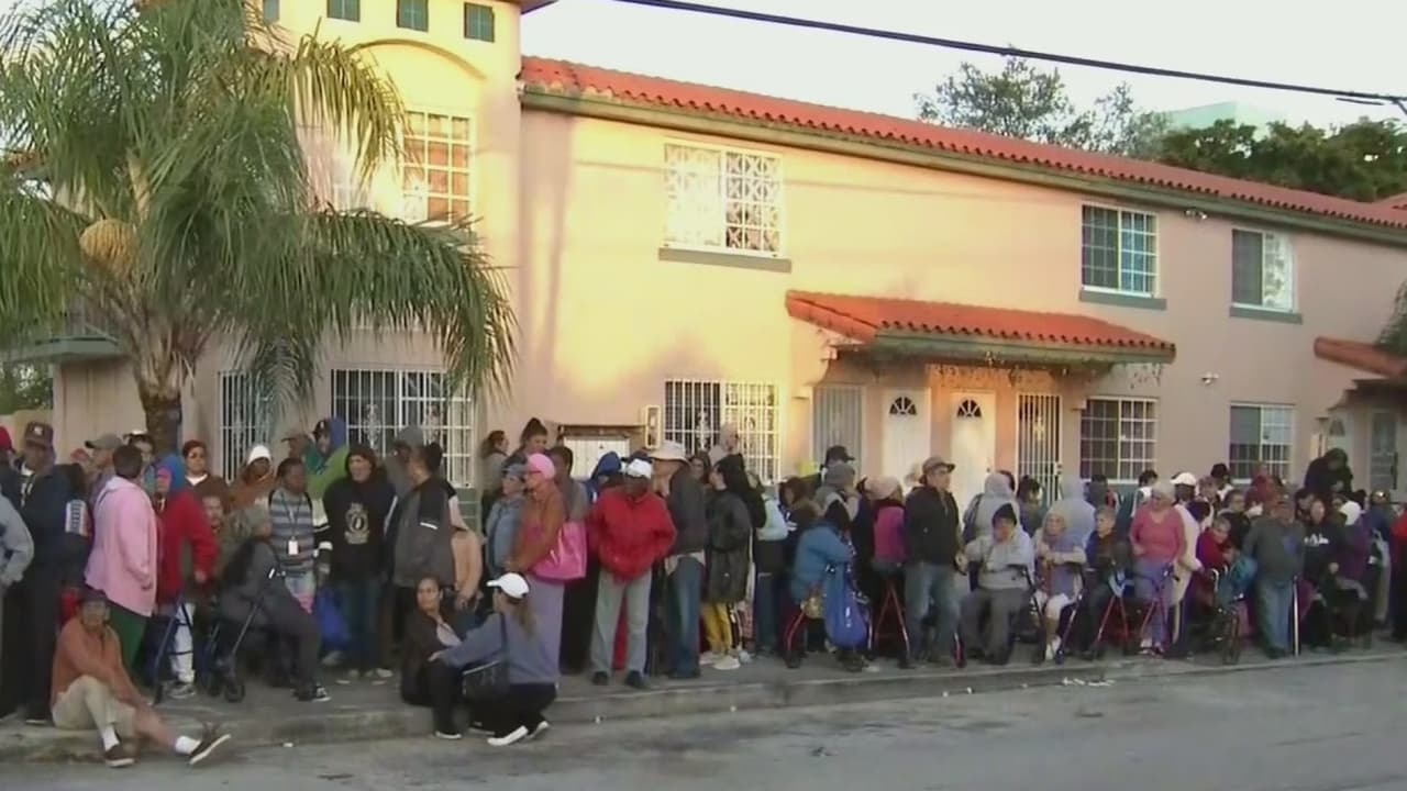Miles de familias logran tener un ticket para una cesta navideña gratis en Miami 