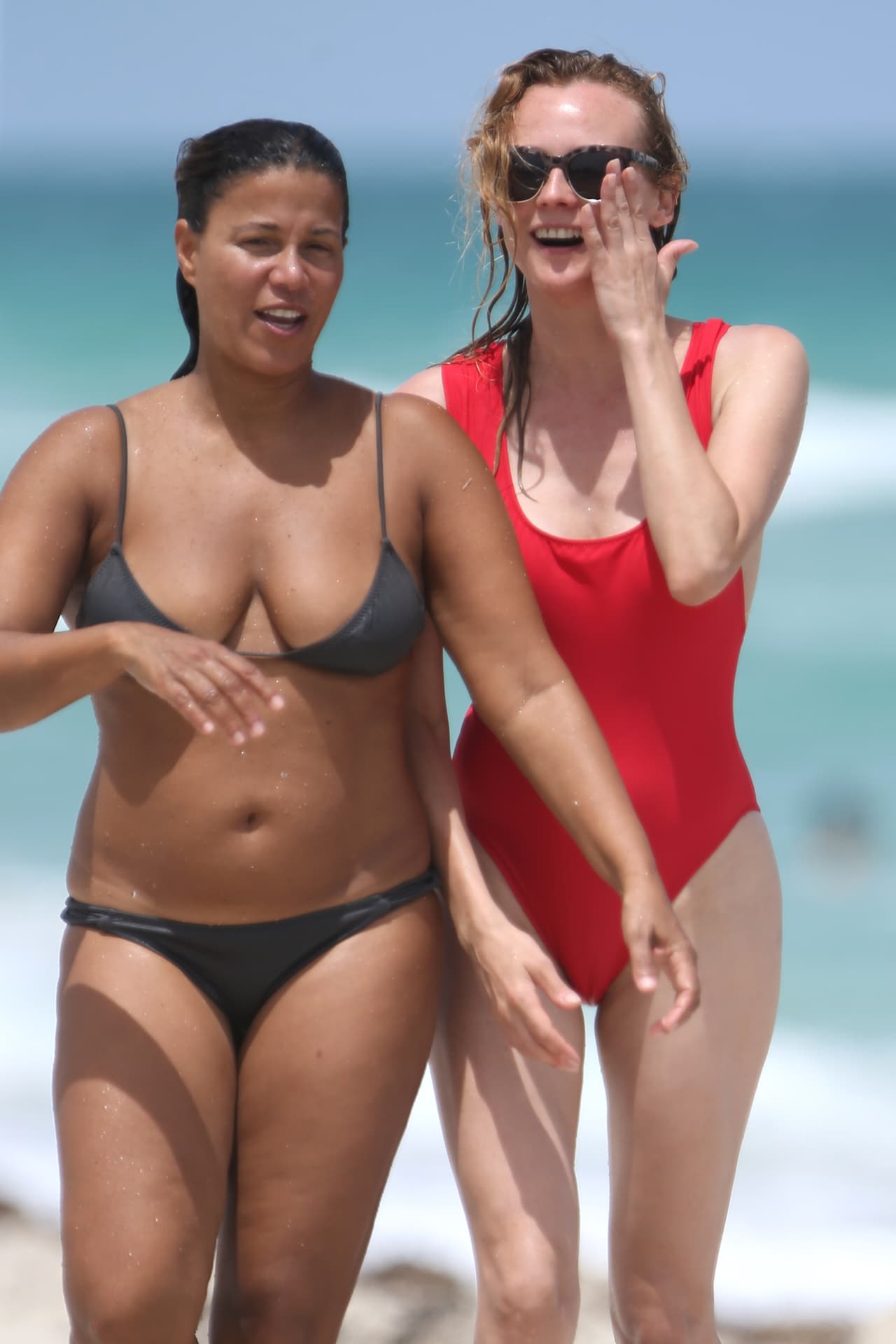 Estuvo acompañada de una amiga, quien sí se animó a usar un lindo bikini negro.