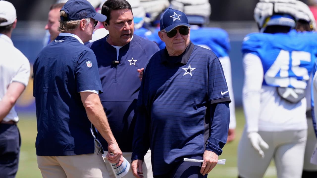 <h3 class="cms-H3-H3">Un diagnóstico que parecía final de temporada </h3>
<br>En junio de 2010, los médicos del MD Anderson Cancer Center en Houston le dieron una noticia dura:
<b>melanoma avanzado con metástasis en pulmones y ganglios linfáticos.</b> Era como empezar el último cuarto con el marcador en contra.
<br>
<b>Pasó por cuatro cirugías</b>, dos para extraer tumores en los pulmones y dos para limpiar ganglios, y se unió a un ensayo clínico con un fármaco de inmunoterapia PD-1, un tratamiento experimental en aquel momento que hoy es clave contra este tipo de cáncer.
<br>
<b>“Ese medicamento me salvó la vida”</b>, contó Jones en entrevista con
<i>The Dallas Morning News</i>.