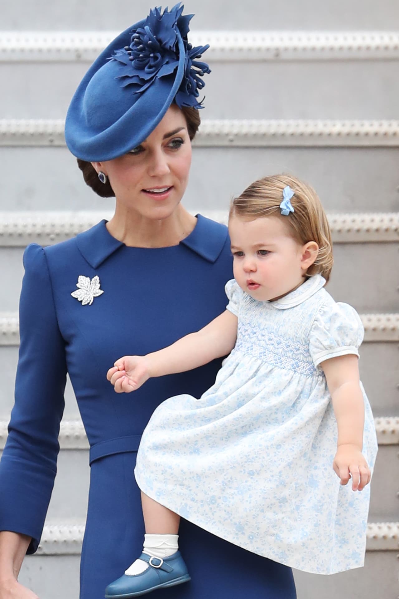 La paleta de colores usados por los dos hijos de la pareja real pareció estar alineada con el azul que eligió Kate Middleton para su traje. La princesa Charlotte llevó 
<i>babyblue</i> en su vestido y zapatos.