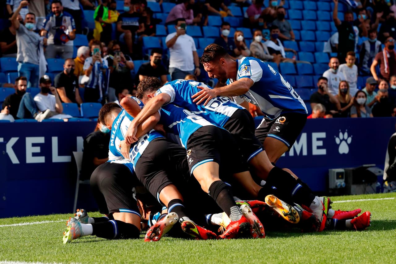 El Espanyol se impone ante el Real Madrid con marcador de 2-1 en la octava jornada de La Liga. Raúl de Tomás abrió el marcador al 17’, seguido de Axel Vidal en el minuto 60’, sin embargo Karim Benzemá se encargó de darle el único tanto al club merengue al 71’.