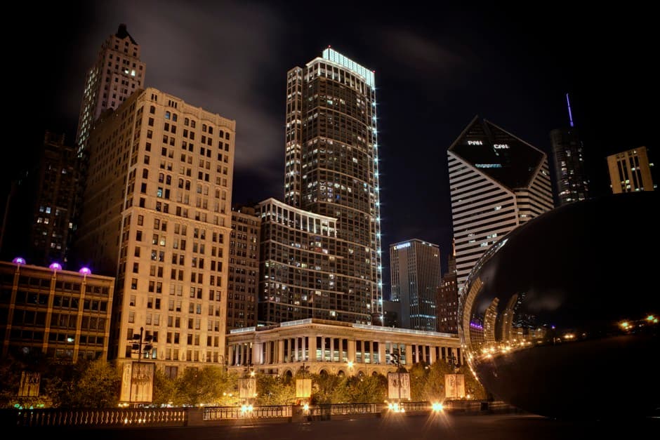 Pese a algunos ásperos momentos en la reconstrucción de 
<b>Chicago</b> –una depresión a nivel nacional que detuvo la construcción, por ejemplo, y los negocios que de algún modo evitaron los nuevos requerimientos–, en menos de 20 años la ciudad no solo erigió el primer rascacielos del mundo, sino que se convirtió en una referencia en el desarrollo económico y en el transporte.