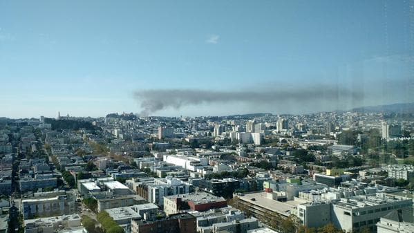 Se registra incendio de tres alarmas en Richmond