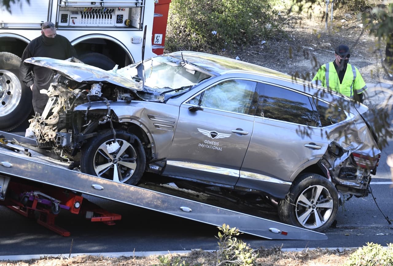 La parte del motor de la camioneta, que pertenece al principal auspiciador del torneo de golf del pasado fin de semana, quedó destruida.
