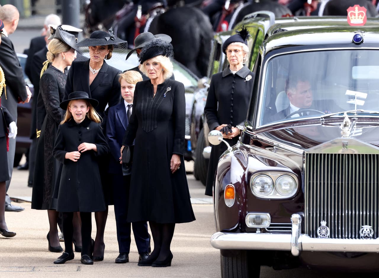 La reina consorte optó por un
<b>vestido negro de corte tradicional </b>para el funeral.
<br>