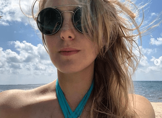 Uno de sus pasatiempos favoritos es viajar y pasar tiempo libre en la playa.