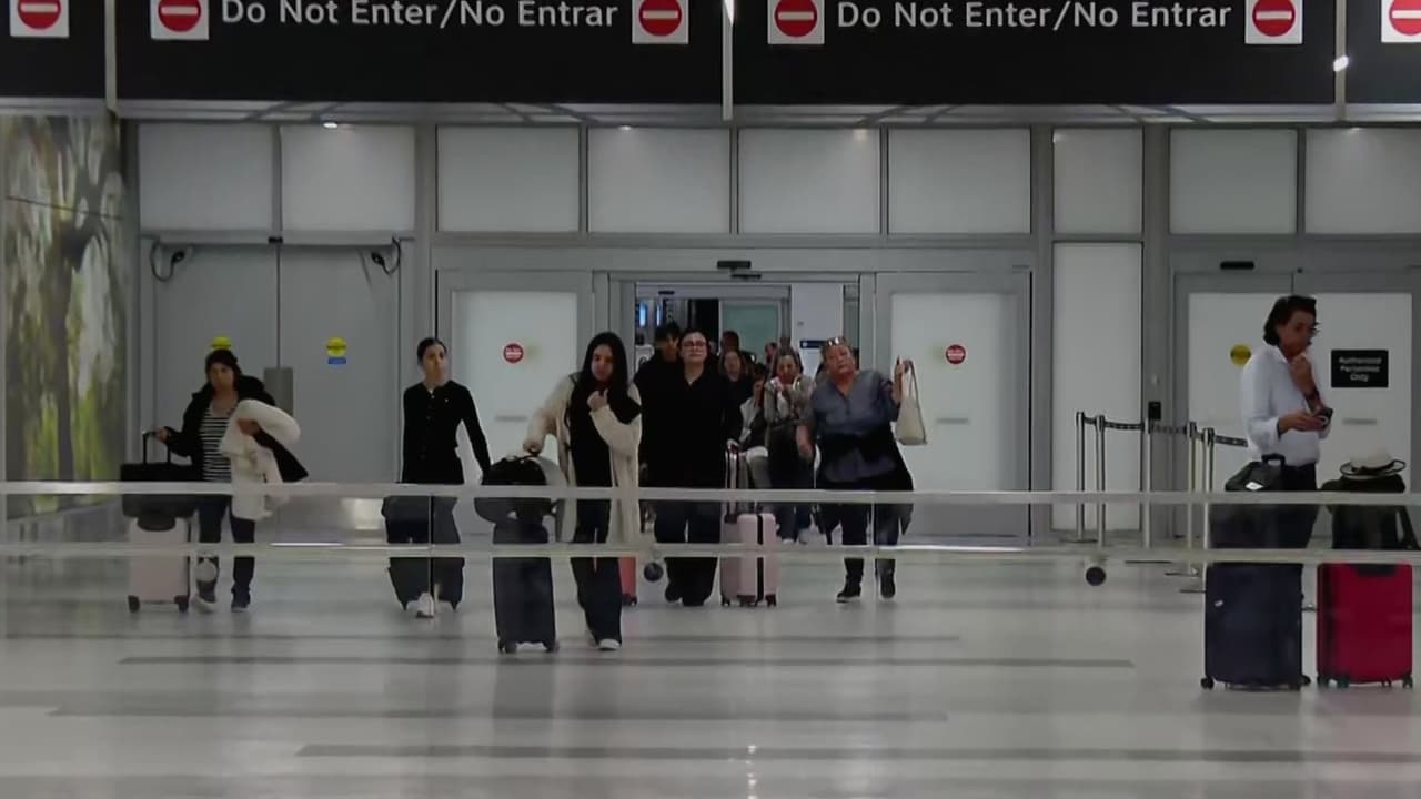 Pasajeros llegan en shock al aeropuerto de Houston tras violencia en Guadalajara