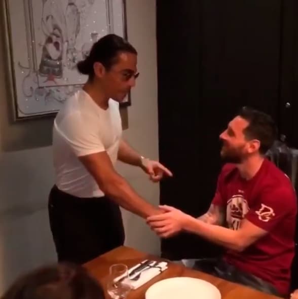 En la cuenta de Instagram del restaurante de Salt Bae fueron compartidos dos momentos que compartió el chef con estrellas del fútbol mundial, el primero de ellos Lionel Messi.