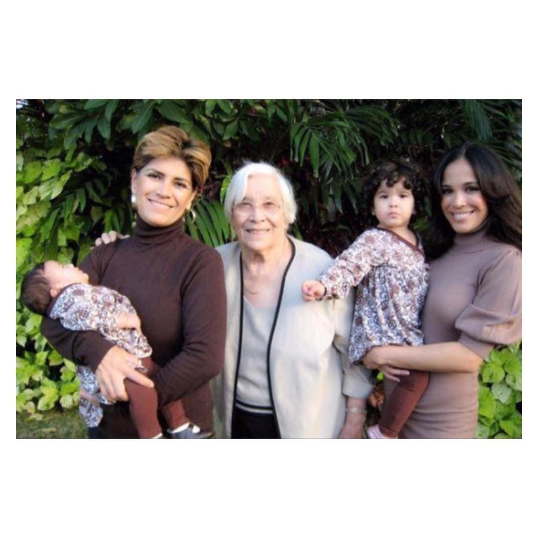 "Esto es dejar legado... Dos mamis que con su amor, esfuerzo y dedicación han forjado mujeres de bien", el mensaje para sus amadas mami y abuela Andreíta.