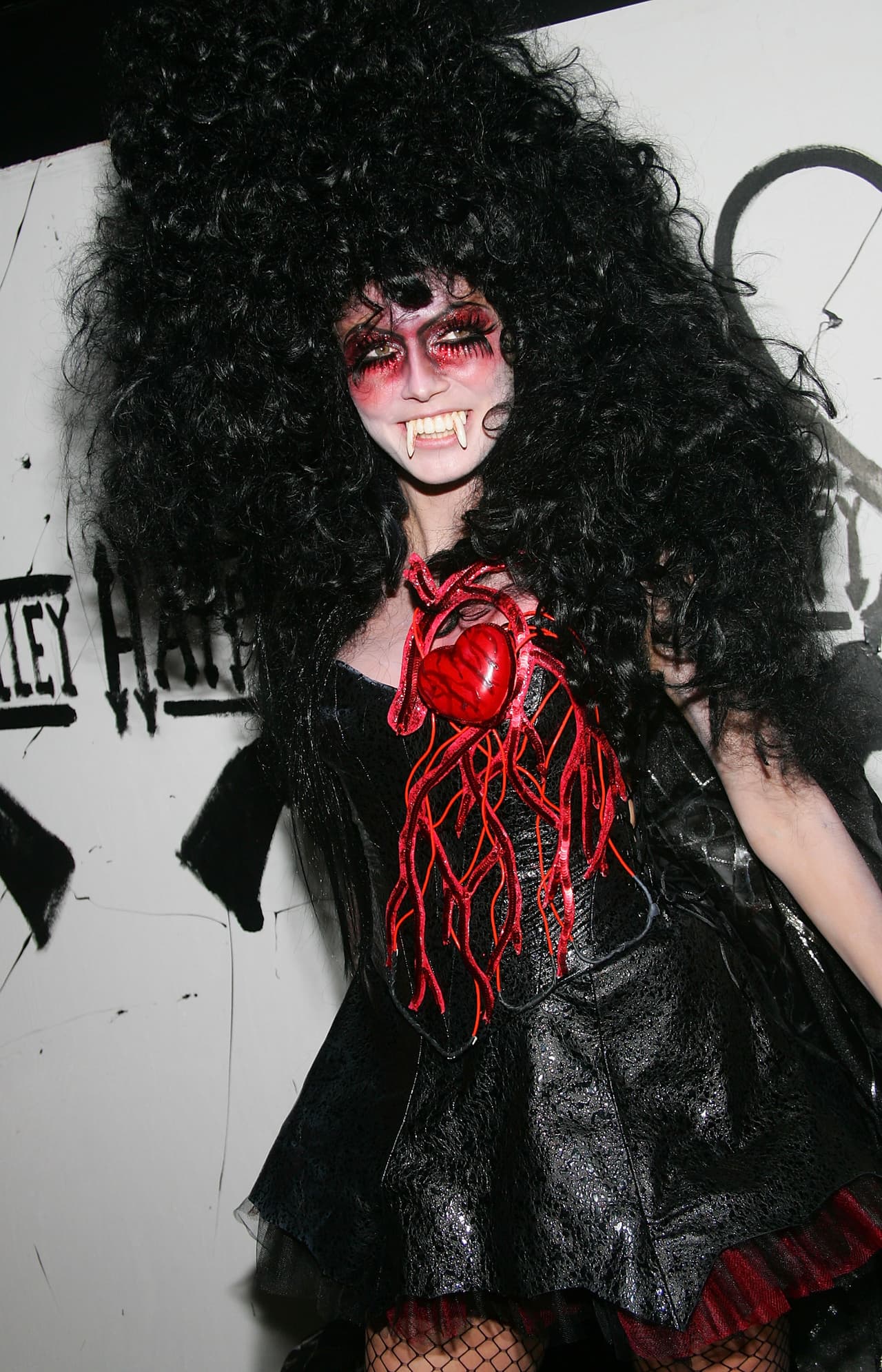 Las referencias góticas inspiraron a la modelo en 2005, a crear este disfraz de cuero que dejaba "su corazón" expuesto.