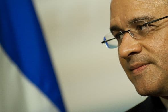 El presidente Mauricio Funes alcanzó su más baja calificación de popularidad en los 18 meses al frente del gobierno, según una encuesta.