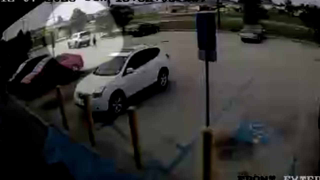 En video: El momento en el que un niño escapa de un auto robado en Nueva Orleans