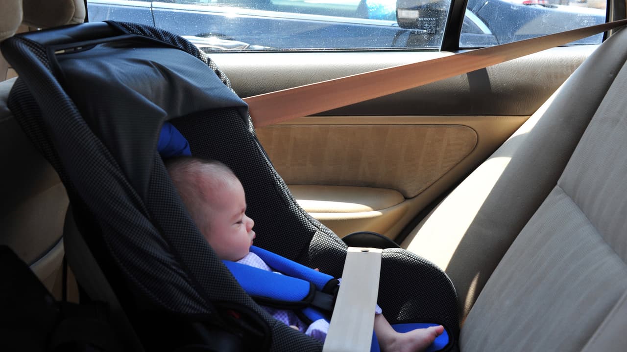 Por qué dejar a un niño encerrado en el carro es la peor idea