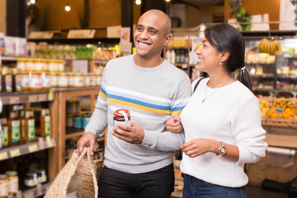 <b>Compra marcas genéricas.</b> Según Consumer Reports, los productos genéricos suelen ser un 25% menos costosos que las marcas reconocidas. Además, las marcas genéricas de alimentos como vegetales congelados, frijoles y vegetales enlatados, son a menudo tan buenos como los de otras marcas.