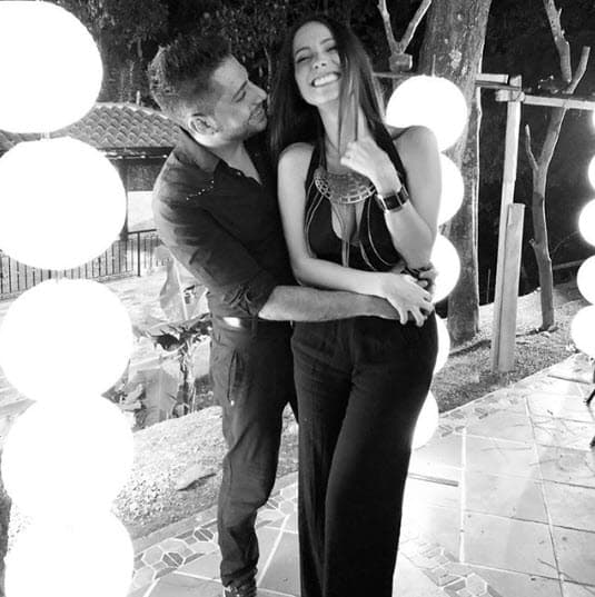 La alegría se vio manchada por la tragedia cuando Laura, tras el parto, sufrió una trombosis pulmonar y posteriormente un problema cerebral que le arrebató la vida el 28 de septiembre en Medellín, Colombia, según información de 
<a href="https://www.canalrcn.com/super-like/gente/articulo-nota/murio-esposa-del-vocalista-del-binomio-de-oro-dias-despues-de-dar-luz-4883" target="_blank">RCN.com</a>.