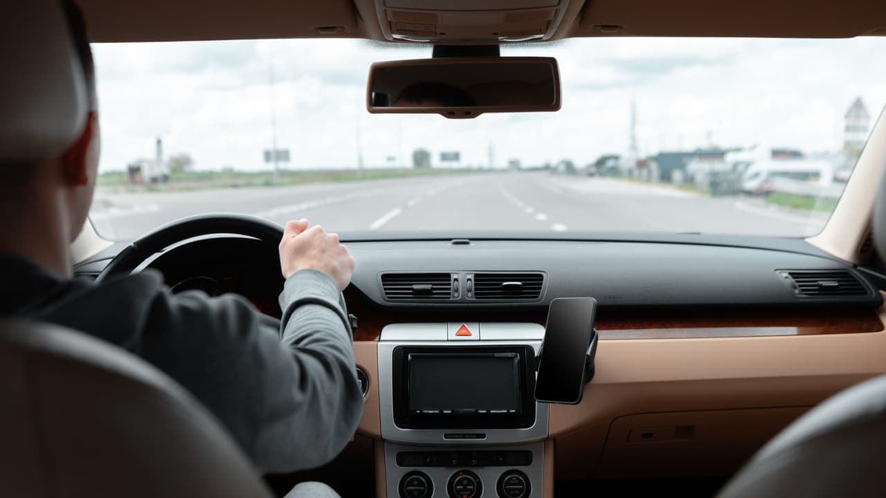 <h3 class="cms-H3-H3">Qué debe quedar claro para las familias 💡</h3>Llevar a una persona indocumentada a la iglesia, al trabajo, al médico o al súper, sin esconderla y sin huir de la policía, 
<b>no es delito por sí solo.</b>
<br>Se vuelve un problema 
<b>cuando hay dinero de por medio, cuando el traslado está relacionado con cruces irregulares o cuando alguien intenta ocultar a la persona de las autoridades.</b>
<br>👉🏻 Este artículo ofrece información general: 
<b>cualquier caso concreto debe ser revisado con un abogado</b>, porque en Texas las consecuencias pueden ser severas.