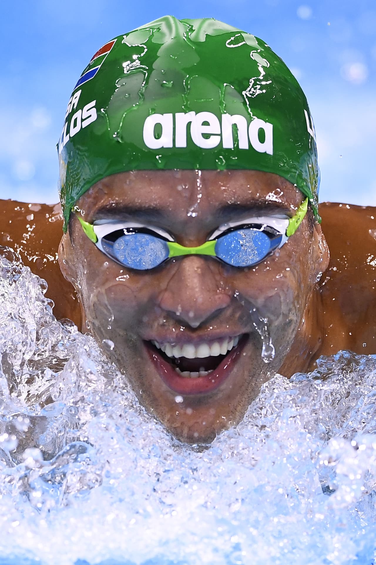 Todos sabemos que hay que estar feliz en los Juegos Olímpicos, pero son muy pocos los que pueden reir justamente mientras nadan.