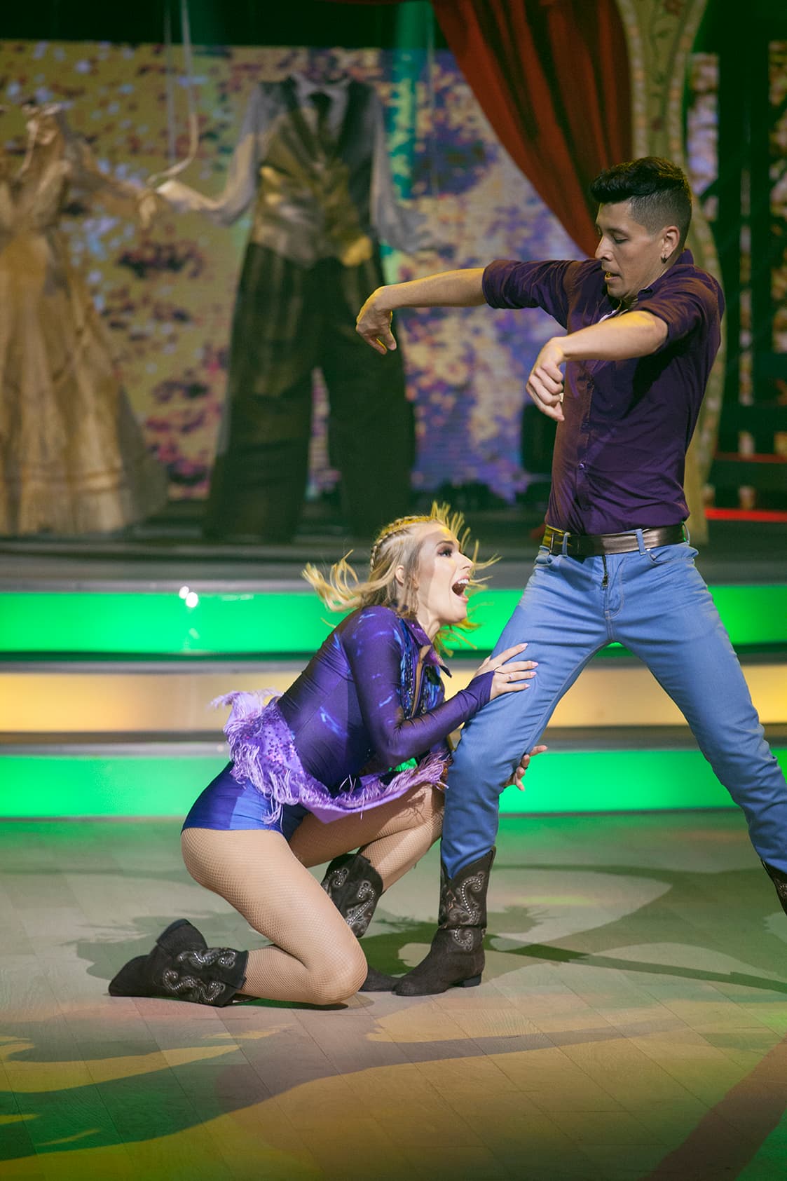 Irina Baeva resultó 
<b><a href="https://www.univision.com/shows/mira-quien-baila/me-duele-bastante-irina-baeva-ofrece-detalles-de-su-lesion-en-mira-quien-baila-video">lesionada en la segunda gala </a></b>de esta sexta temporada de 
<b>Mira Quién Baila</b>, tras bailar una quebradita y festejar que la nombraron “la rusa más mexicana”. Cayó mal, sobre su tobillo derecho, aunque tras descansar un día se presentó a los ensayos.