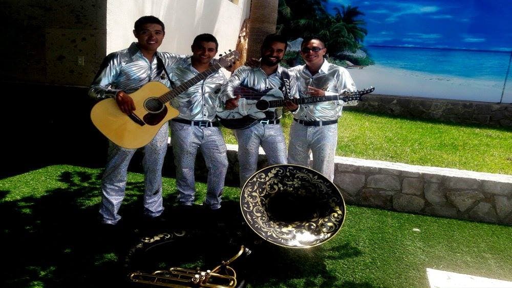 Los músicos originarios del estado de Chihuahua, felices luego de haber grabado su primer videoclip.