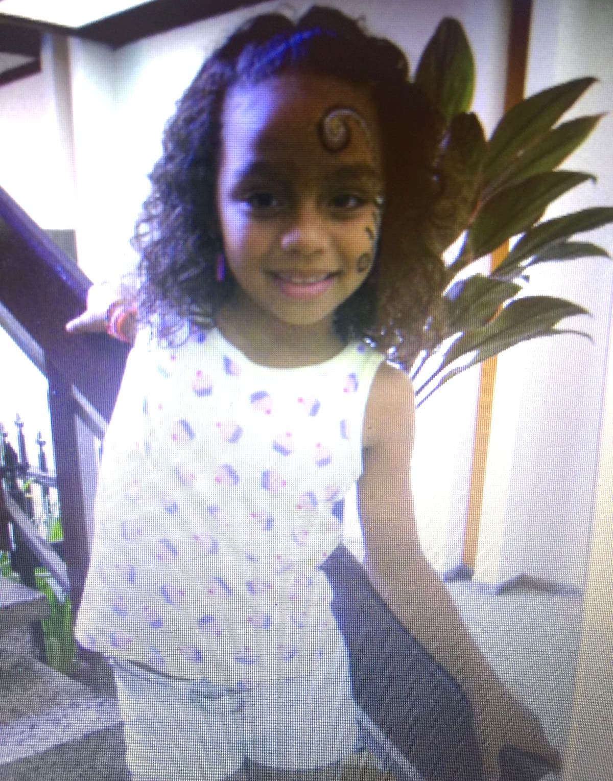 Alondra siempre con sus crespos, su sonrisa. Desde entonces veíamos que amaba las cámaras.