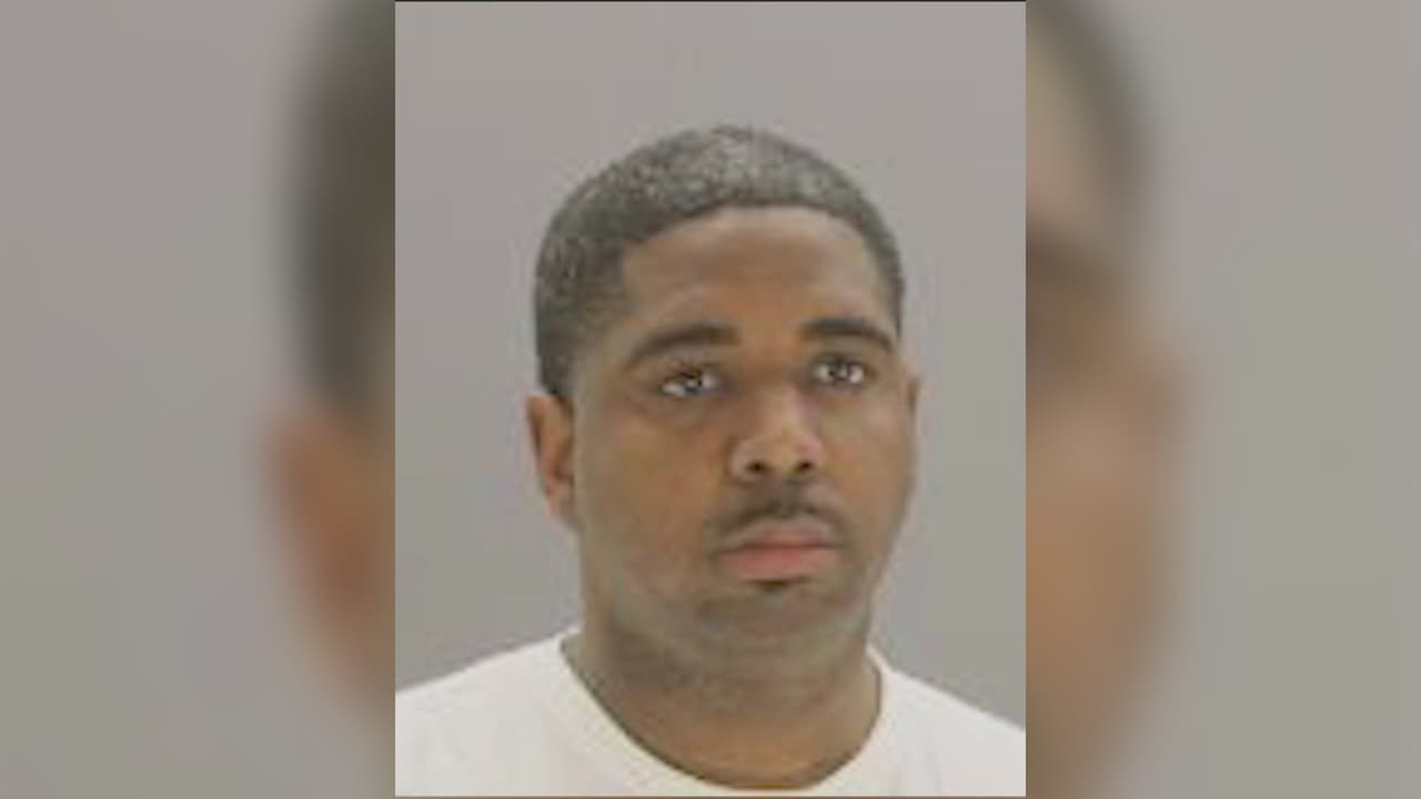 Riser fue arrestado la mañana de este jueves y enfrenta cargos por dos asesinatos ocurridos en el año 2017. El oficial, que hacía parte del Departamento de Policía de Dallas desde el 2008, es acusado de ordenar el rapto y asesinato de dos personas. Eddie García, jefe de la policía, confirmó que desde 2019 Riser estuvo vinculado al caso y explicó por qué siguió cumpliendo sus labores.