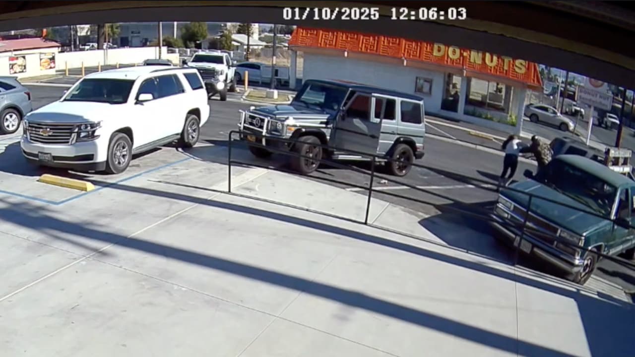 Por un momento Yesenia logra incluso sostener el arma del sujeto, e intenta arrebatárserla, mientras la camioneta de los sospechosos avanza y testigos buscan reguardarse.