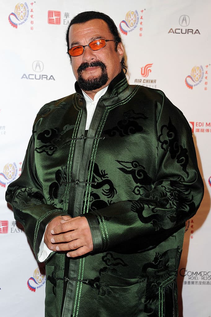 <b>Steven Seagal</b>
<br>Además de ser actor, Seagal también es jefe de policía en Luisiana como reserva.