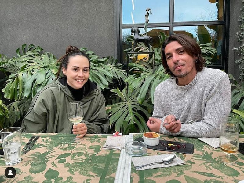 "Yo creo que es súper importante usar las redes sociales no nada más para contar los procesos fáciles y lo procesos bonitos que todos compartimos", contestó a la prensa en la conferencia de prensa de la obra de teatro 'Blue Room'.
<br>