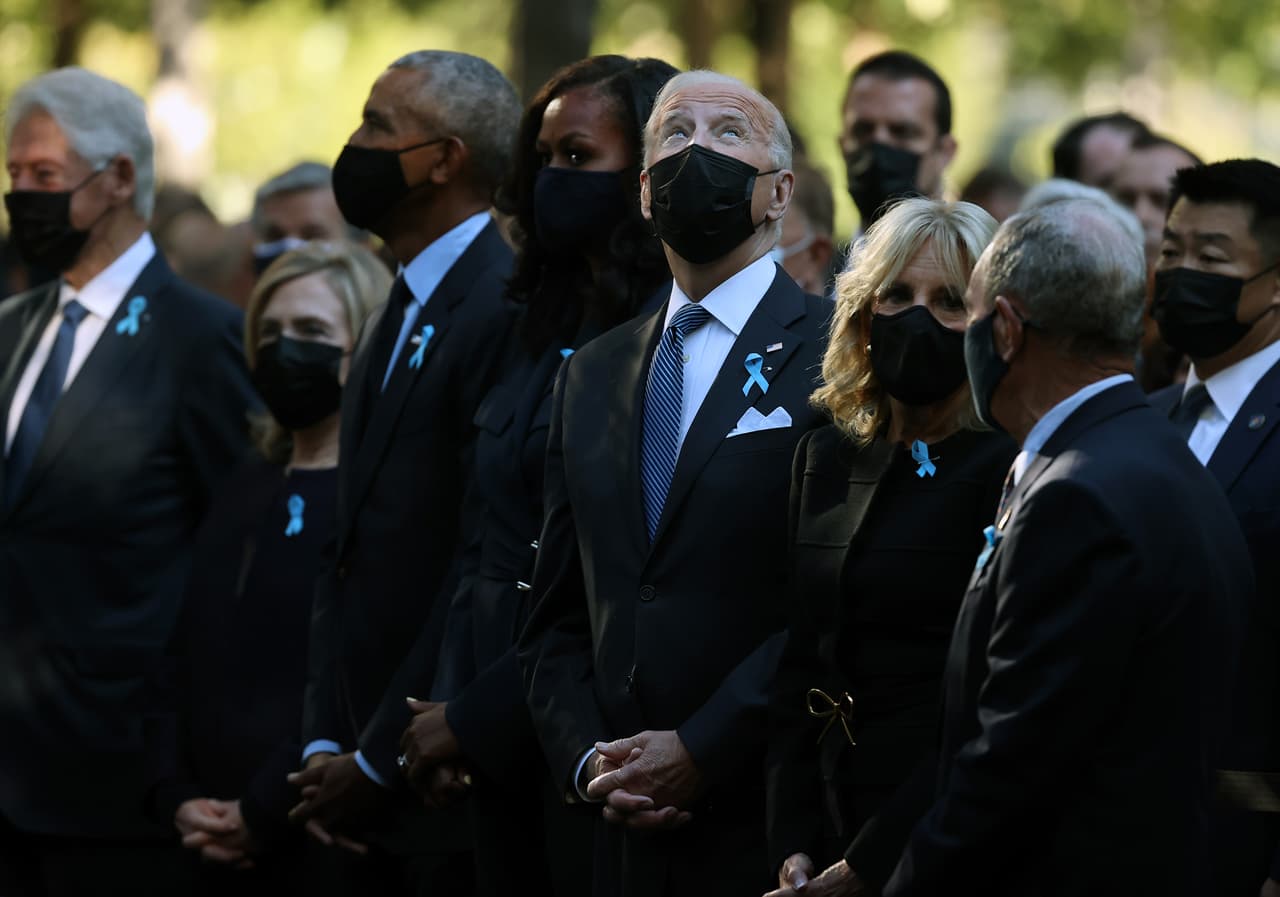 (De izquierda a derecha) el ex presidente Bill Clinton, la exprimera dama Hillary Clinton, el expresidente Barack Obama, la exprimera dama Michelle Obama, el presidente Joe Bien y la primera dama Jill Biden asisten en la ceremonia de conmemoración en la plaza del Museo y Memorial Nacional el 
<a href="https://www.univision.com/noticias/20-anos-atentados-9-11/atentados-del-11-de-septiembre-de-2001-9-11-torres-gemelas-20-anos-despues">11 de septiembre de 2021</a> en la ciudad de Nueva York.