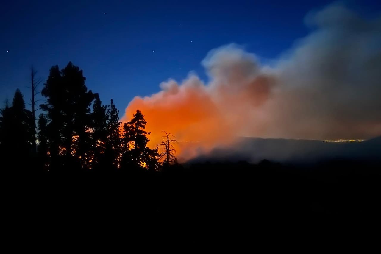 Las órdenes de evacuación fueron emitidas el viernes para la zona cercana a la comunidad de Wawona, donde entre 600 y 700 personas se encontraban acampando, en cabañas u hospedados en un histórico hotel.