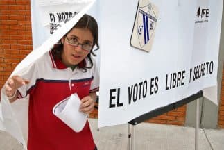 Un elector mexicano, tras depositar su voto en una pasada elección presidencial. 