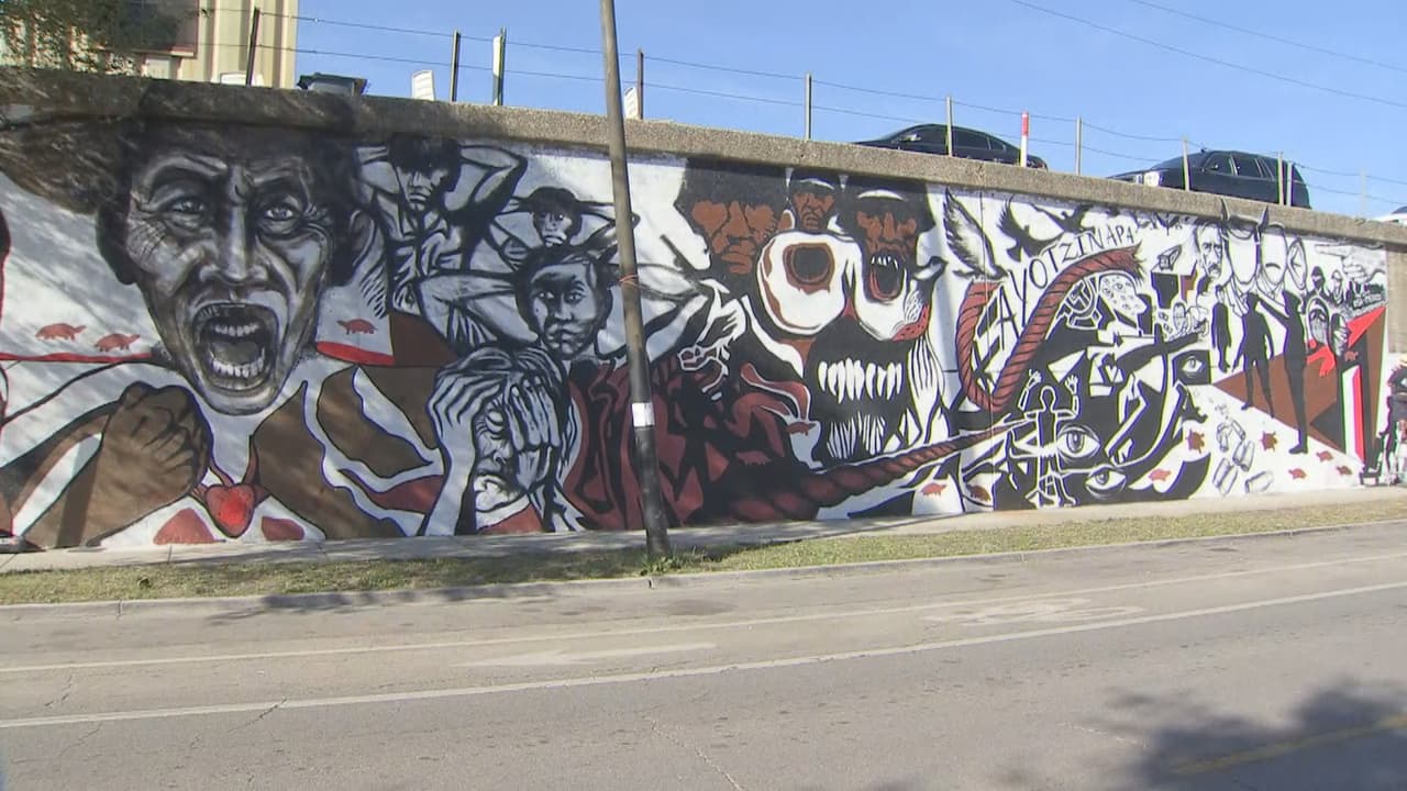El muralista Roberto Ferreyra es el responsable de esta obra de 275 pies de largo y 16 de alto.