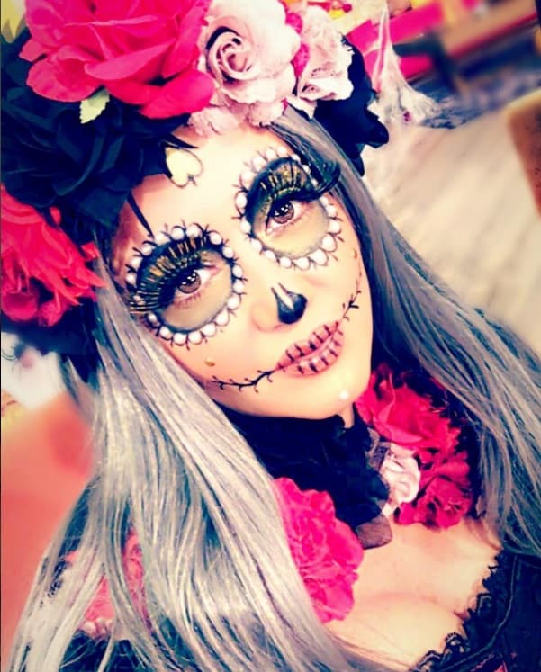 Andrea Legarreta lució unas enormes pestañas con su maquillaje de catrina.