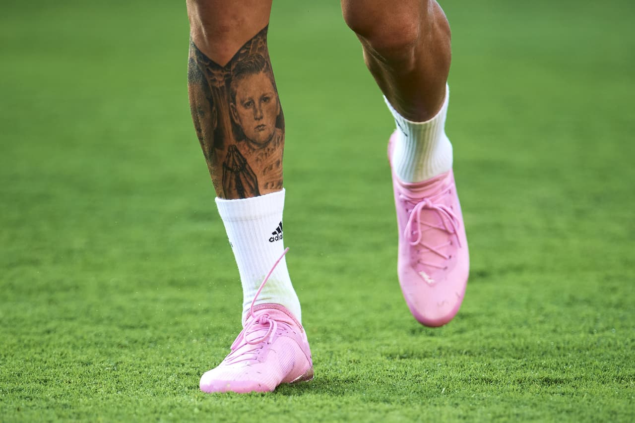 Tenis rosas de Gignac por el mes rosa de lucha contra el cáncer