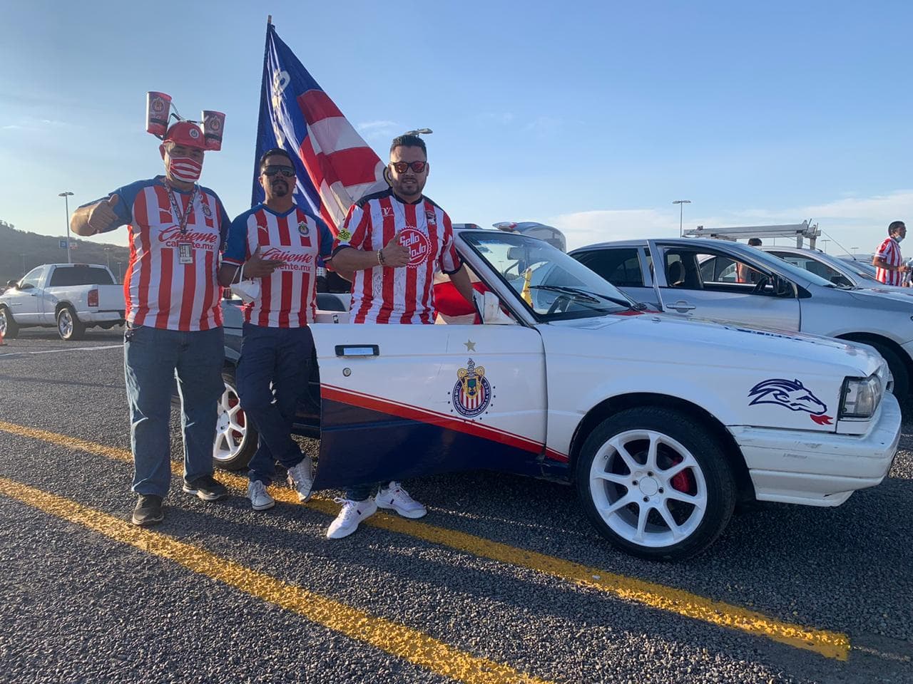 Los afortunados aficionados que consiguieron boleto para el partido más esperado de la temporada regular, comienzan a tomar sus lugares en el Estadio Akron a minutos del pitazo inicial.