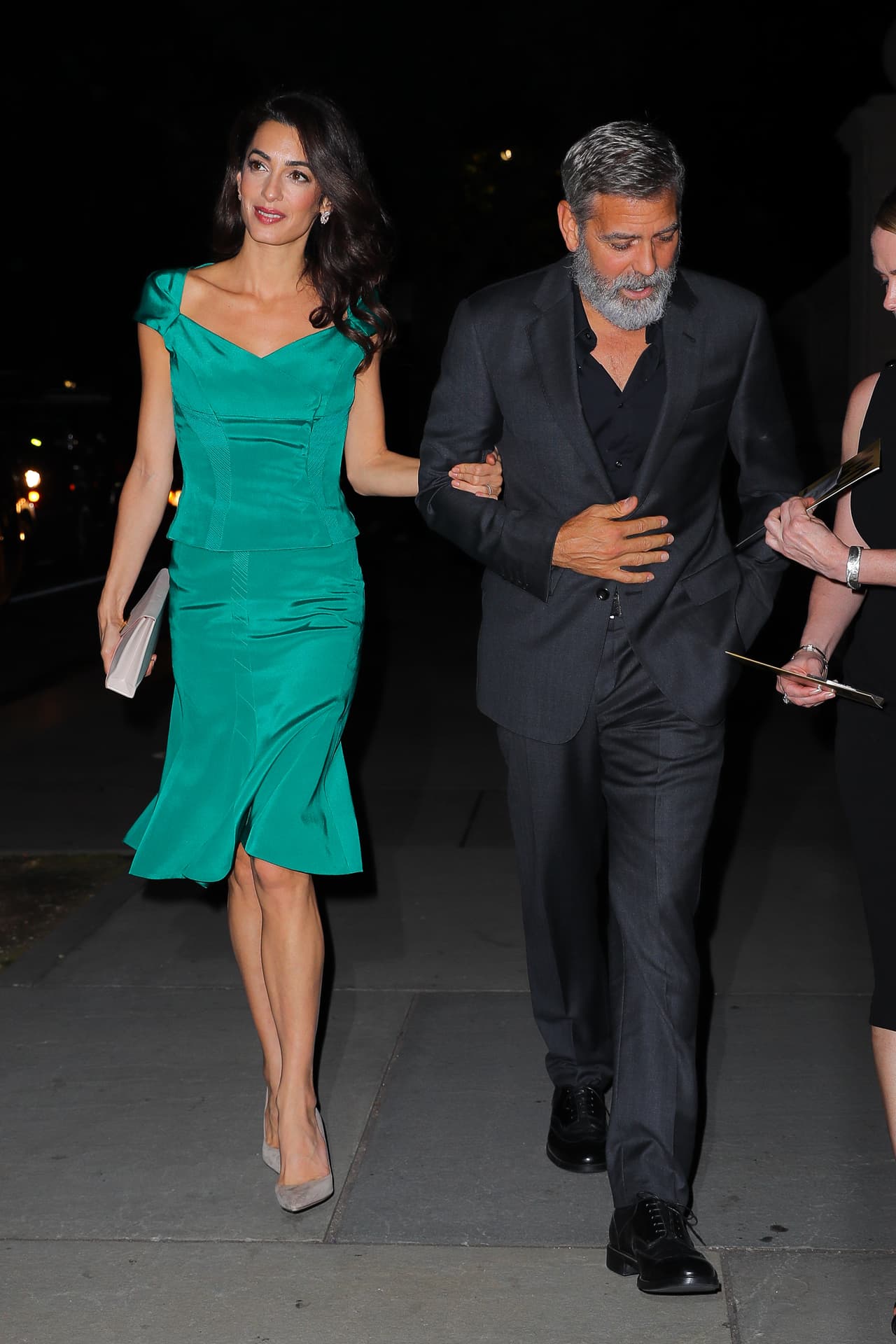 Mientras que en octubre pasado, 
<b><a href="https://www.univision.com/search?q=amal-clooney">Amal Clooney</a></b> presumió este color en una cena que tuvo en Nueva York con su marido, George Clooney.
<br>