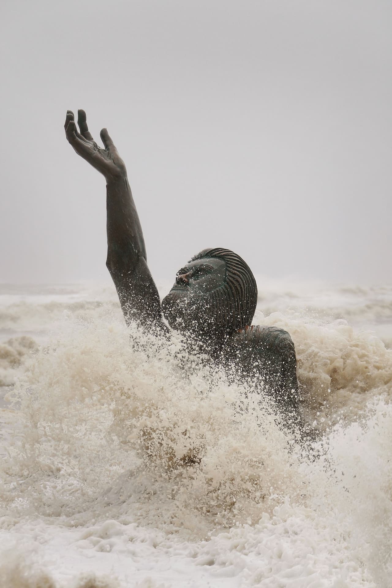 La barrera se pensó para salvaguardar la vida de los residentes de áreas costeras y para evitar la destrucción de la infraestructura de la industria energética