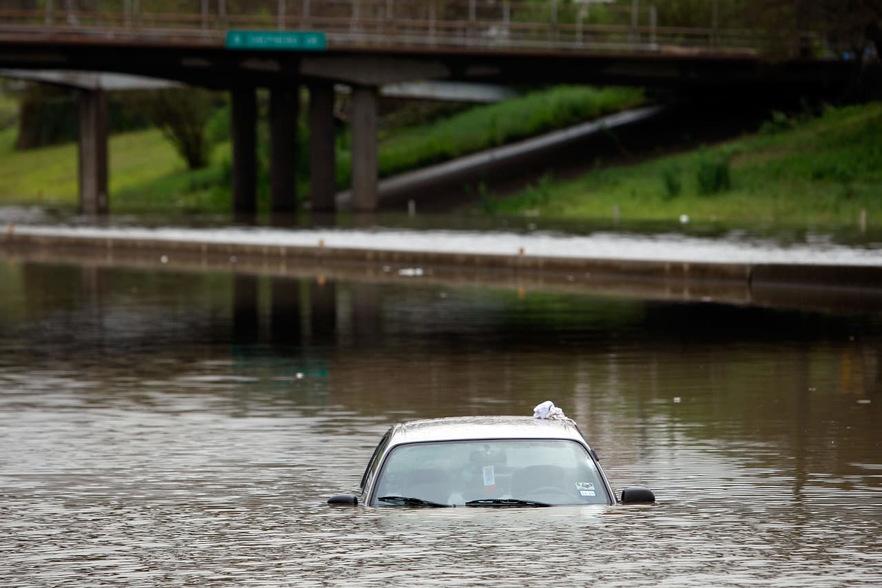 Inundaciones considerables ocurrieron a lo largo de Hunting, Little White Oak, Halls, la parte baja de White Oak y la parte baja de Brays Bayous.